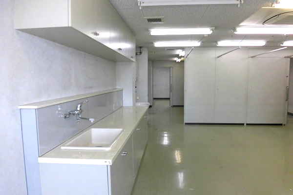 2階A号室の受付カウンター
