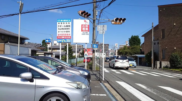 東大阪Mビル西側道路の進入路にある誘導看板