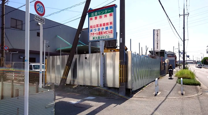 東大阪Mビル西側道路の進入路にある誘導看板