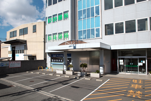 東大阪Mビルの外観と駐車場